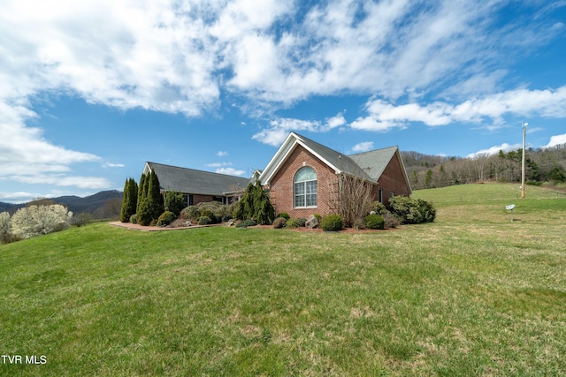 single story home featuring a front yard