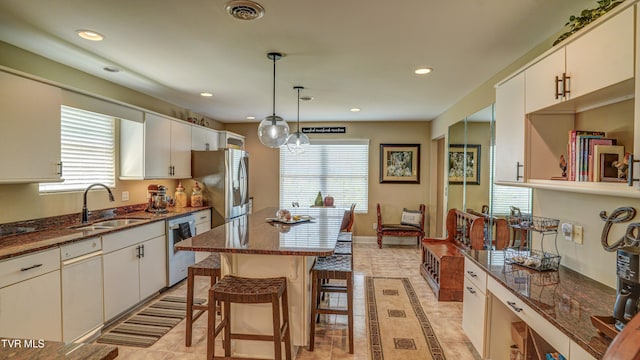kitchen with visible vents, stainless steel appliances, recessed lighting, a sink, and pendant lighting