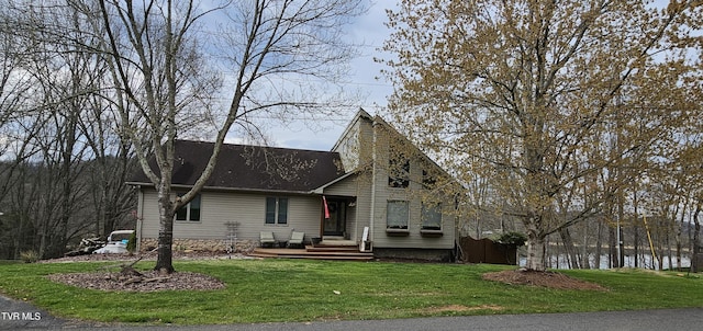 view of front of property featuring a front yard