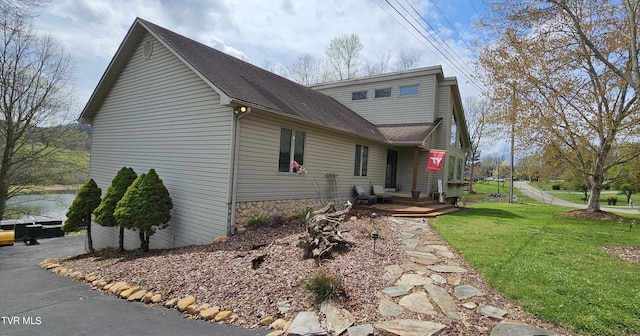 view of front of property with a front lawn