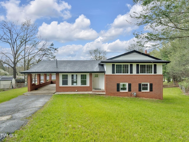 split level home with a front lawn