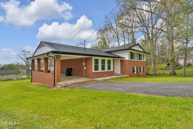 view of front facade featuring a carport and a front lawn