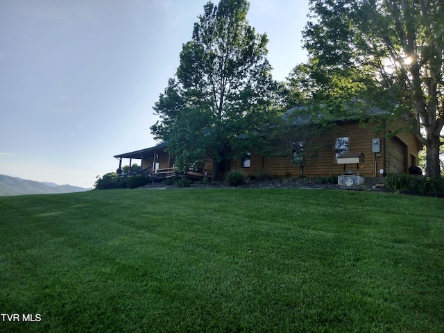 view of yard with a mountain view