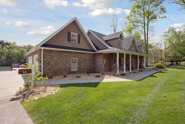 view of front of property featuring a front yard