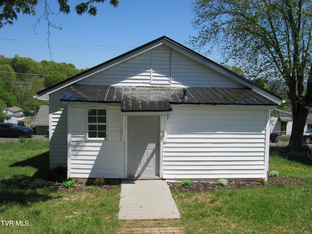 bungalow with a front lawn