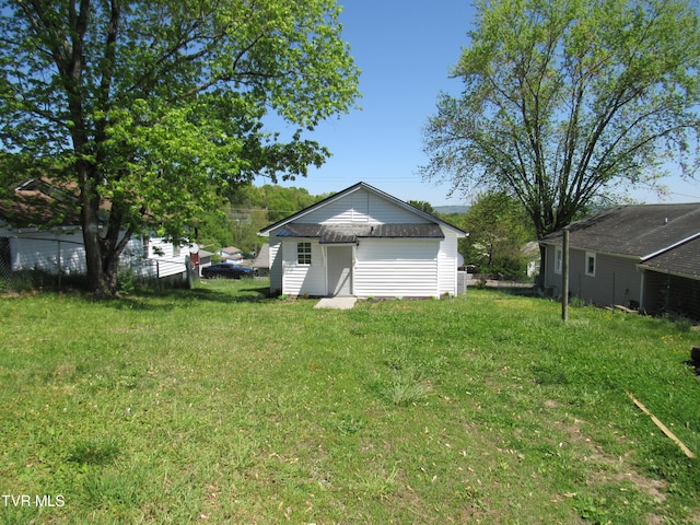 view of yard with an outdoor structure