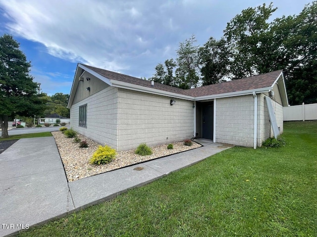 view of front of home featuring a front yard