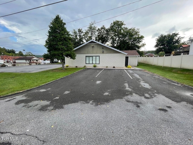 view of front of property with a front yard