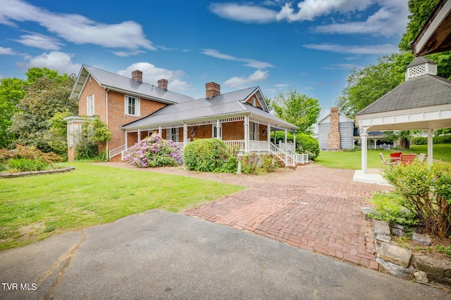 view of front facade with a front lawn and covered porch