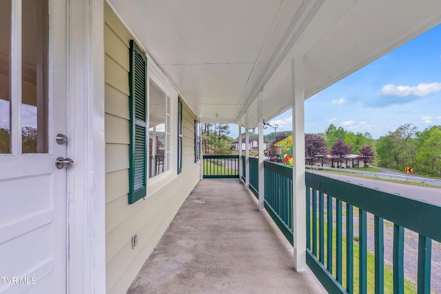 balcony featuring covered porch