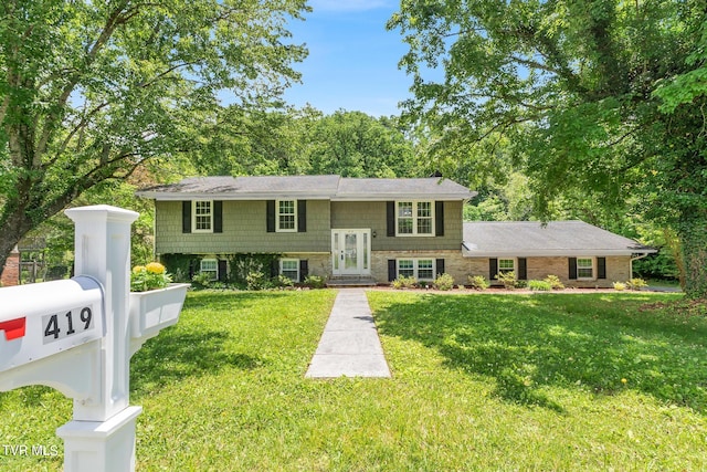 split foyer home with a front yard