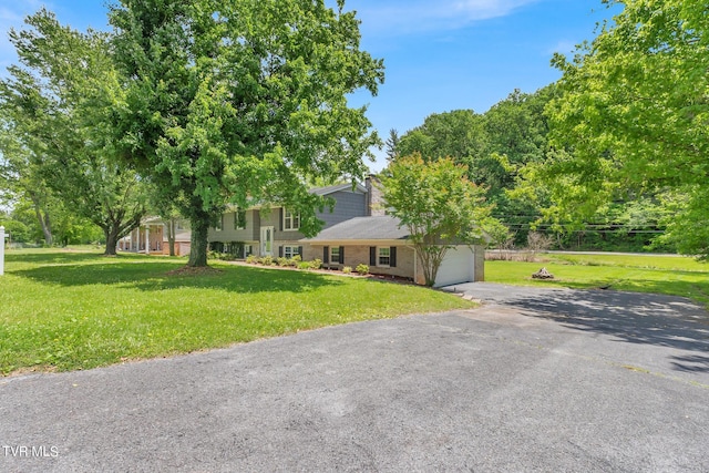 view of front of home featuring a front yard and a garage