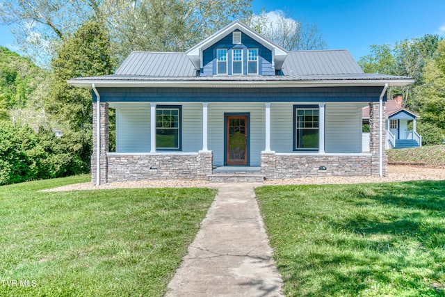 bungalow-style home featuring a front lawn and a porch