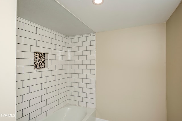 bathroom with tiled shower / bath combo