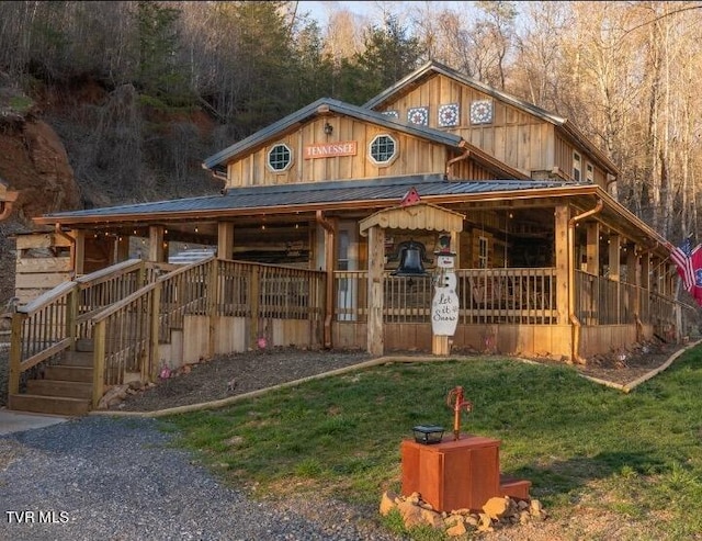 view of front of property with a front lawn