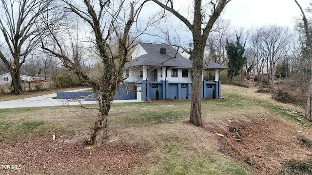 view of yard featuring a garage