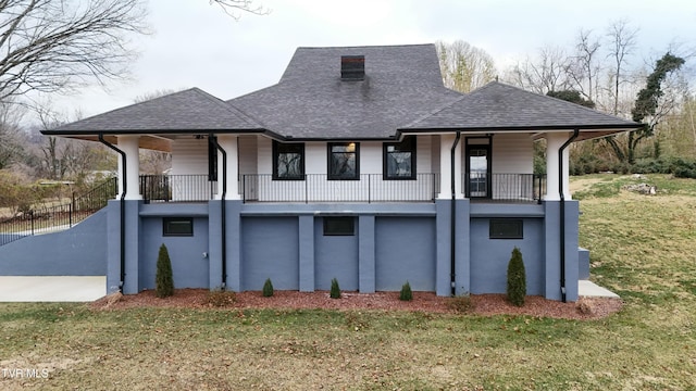 view of front of property featuring a porch and a front yard