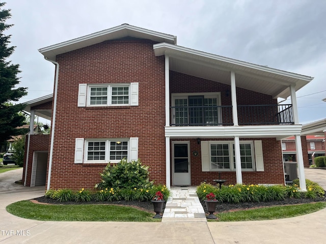 view of front of home featuring a balcony