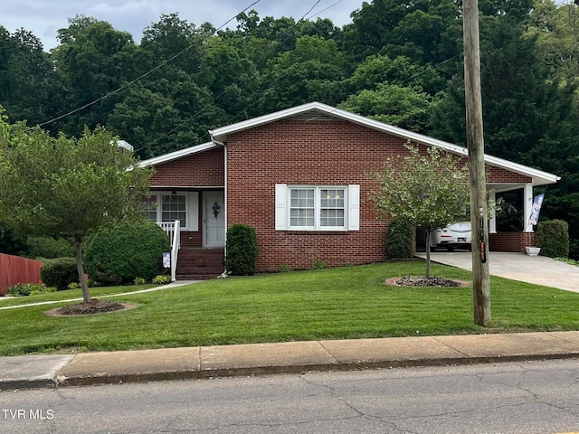 view of front of home with a carport and a front lawn