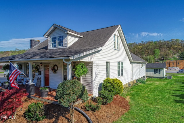 view of front of property with a front lawn