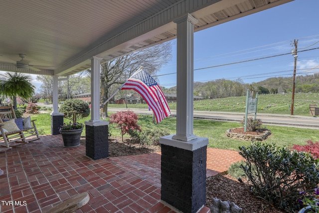 view of terrace featuring ceiling fan