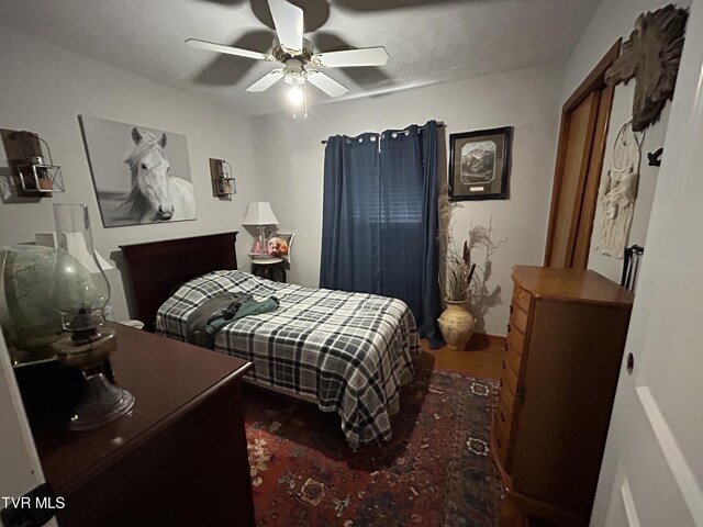 bedroom featuring ceiling fan