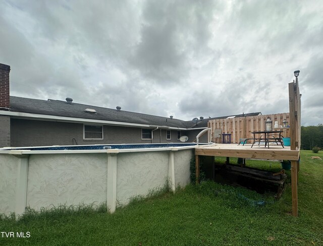 view of swimming pool with a yard