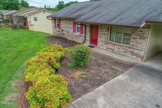 single story home with a front lawn