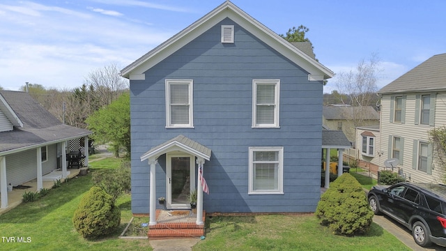 view of front facade with a front yard