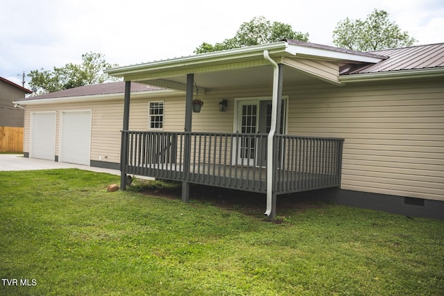 1466 Broad St, Elizabethton, TN 37643 - entrance to property with driveway, a yard, a garage, crawl space, and metal roof
