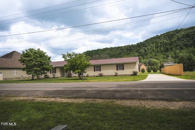1466 Broad St, Elizabethton, TN 37643 - ranch-style home featuring a view of trees, a front yard, crawl space, and metal roof