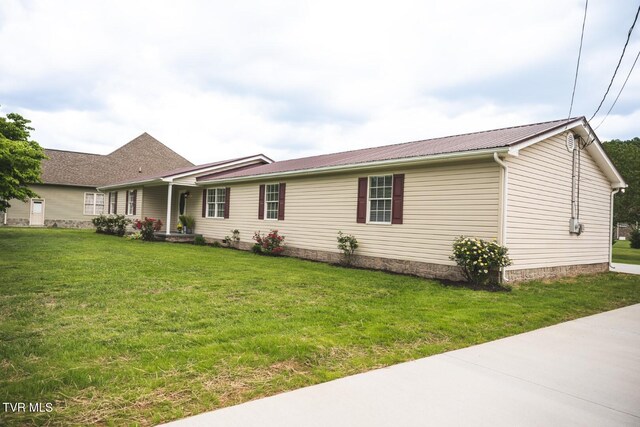 1466 Broad St, Elizabethton, TN 37643 - ranch-style home with a front yard and metal roof