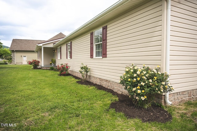 1466 Broad St, Elizabethton, TN 37643 - view of side of property with a yard