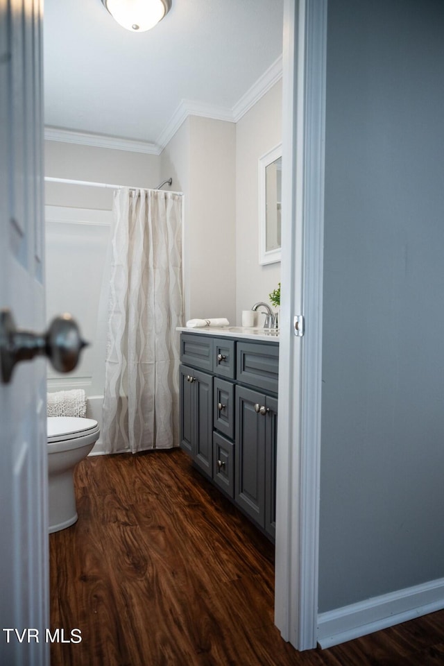 1466 Broad St, Elizabethton, TN 37643 - full bathroom featuring curtained shower, toilet, crown molding, and wood finished floors