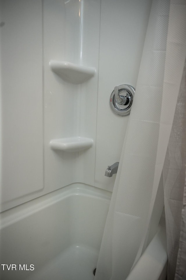 1466 Broad St, Elizabethton, TN 37643 - full bathroom featuring curtained shower