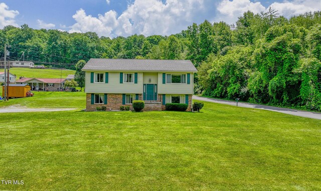 split foyer home with a front yard