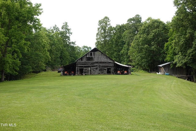 view of yard featuring an outbuilding