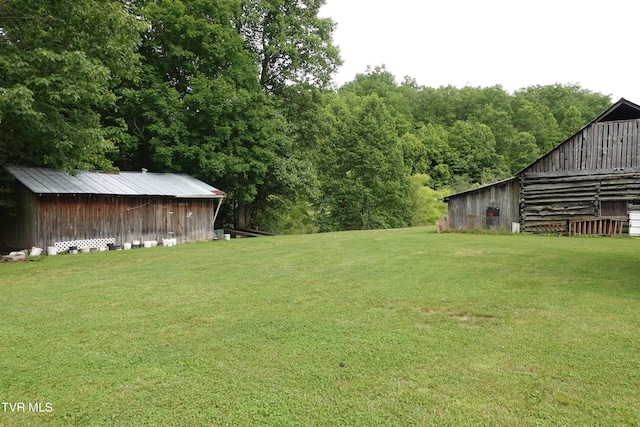 view of yard with an outdoor structure