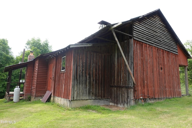 view of outdoor structure with a yard