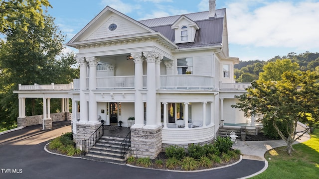 view of front of home featuring a balcony