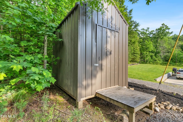 view of outdoor structure featuring a yard