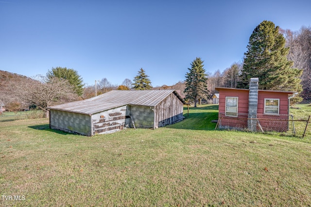 view of yard featuring an outdoor structure