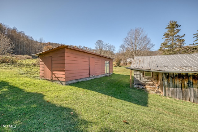 view of yard with an outdoor structure