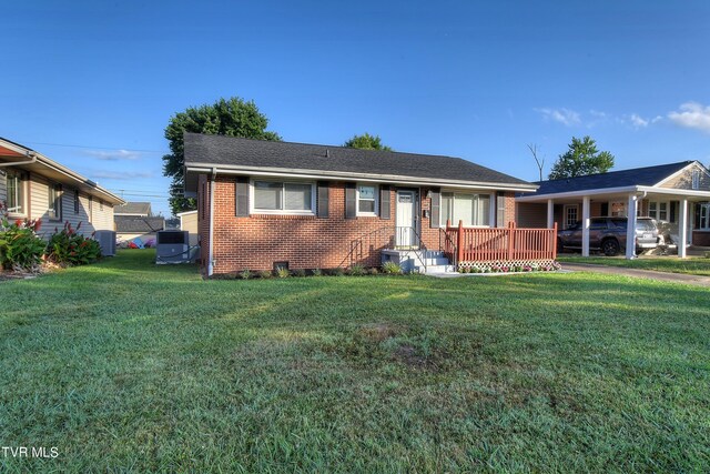 view of front of house with a front lawn