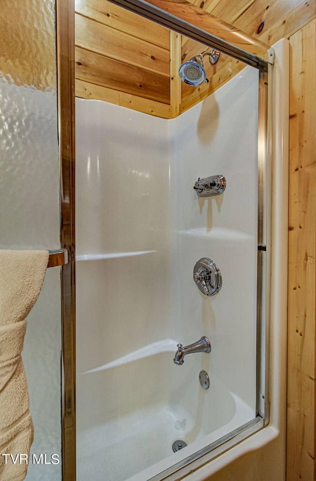 bathroom with shower / bath combination with glass door