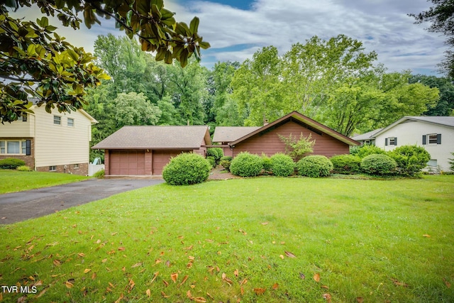 view of front of house featuring a front lawn and a garage