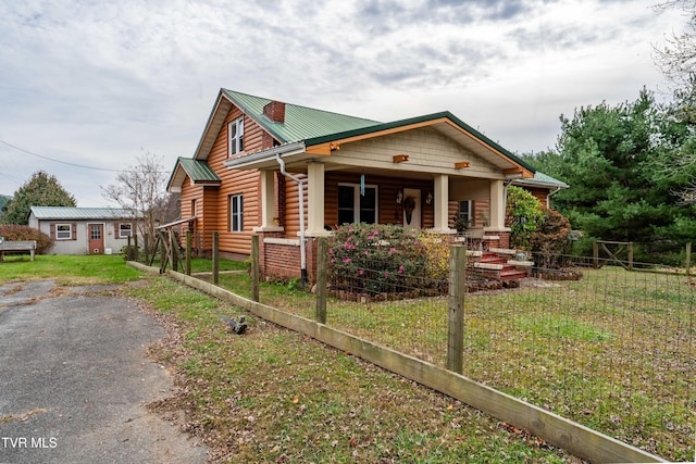 view of front of home featuring a porch and a front yard