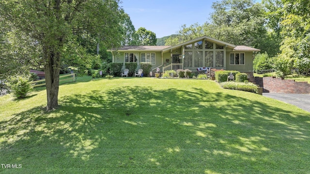 ranch-style home featuring a front lawn