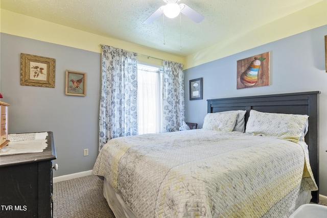 bedroom with ceiling fan, a textured ceiling, and carpet