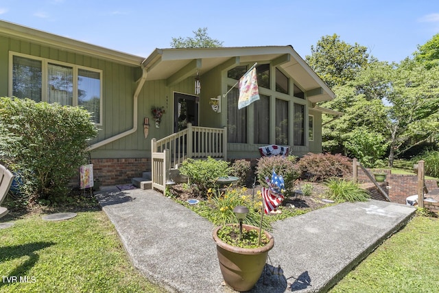 view of front of property with a front yard